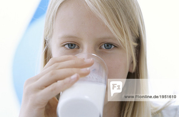 Mädchen trinken Milchglas  Nahaufnahme