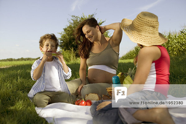 Mutter mit Tochter und Sohn beim Picknick