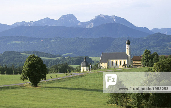 Deutschland  Bayern  Oberbayern  Wallfahrtskirche am Irschenberg