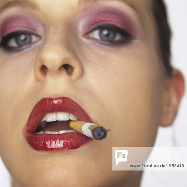 Frau mit Zigarette im Mund