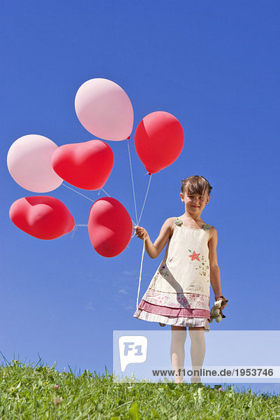 Mädchen (7-9) mit Ballons in der Hand