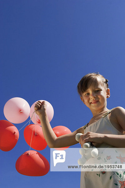 Mädchen (7-9) mit Ballons in der Hand