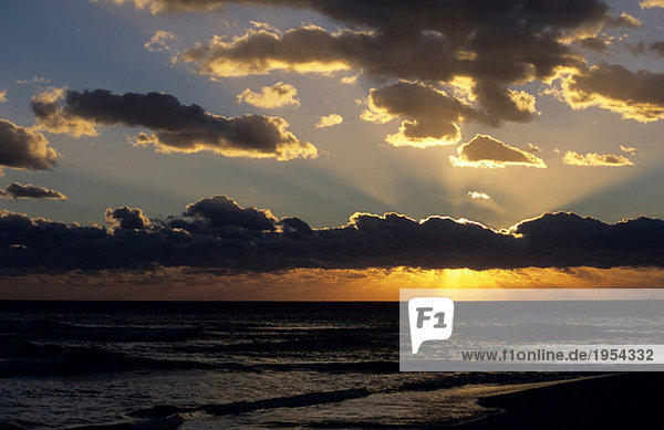 Italien  Apulien  Sonne scheint durch Wolken bei Sonnenuntergang