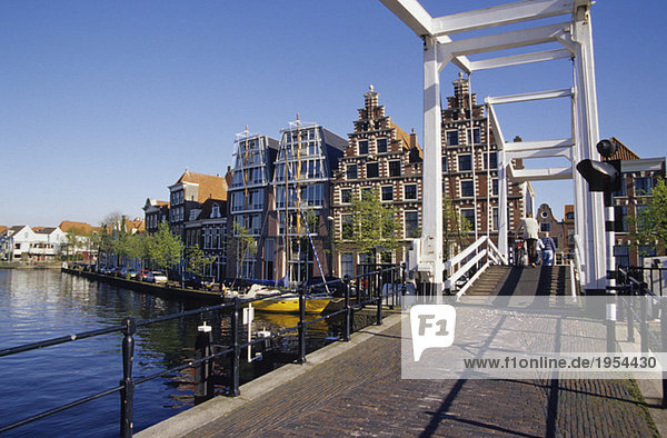 Leiden  Drawbridge and canal  Zuid Holland  Netherlands