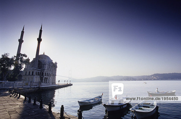 Istanbul  Fischerboote an der Bucht und Ortakšy Camii  Türkei