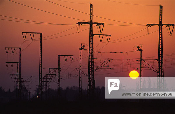 Pylone bei Sonnenuntergang