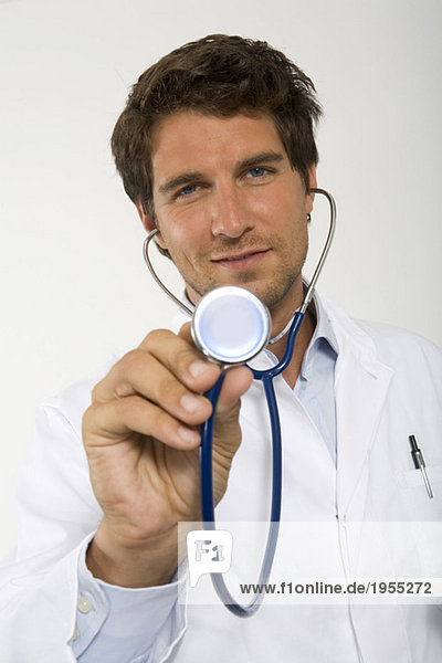 Männlicher Arzt mit Stethoskop  Nahaufnahme  Portrait