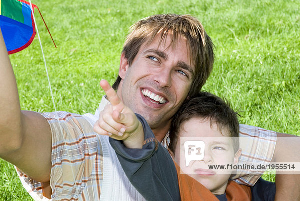 Vater und Sohn (4-7) mit Drachen  Junge zeigt  Nahaufnahme