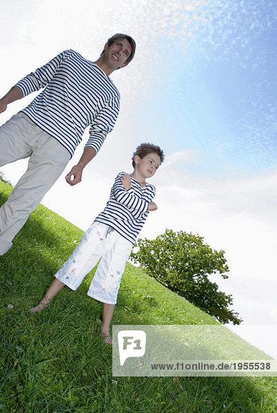 Vater und Sohn (4-7) im Park stehend  Blickwinkel niedrig