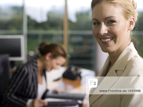 Junge Frauen im Büro  lächelnd  Nahaufnahme  Portrait