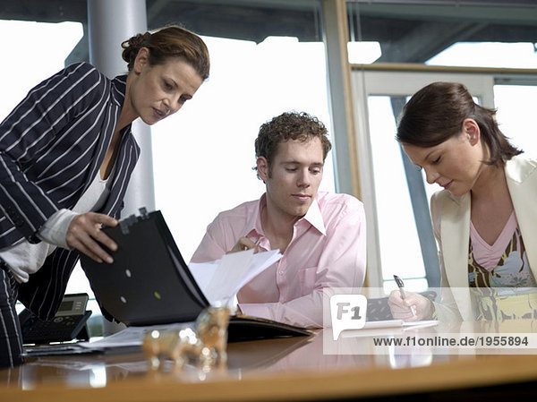 Geschäftsleute diskutieren im Büro