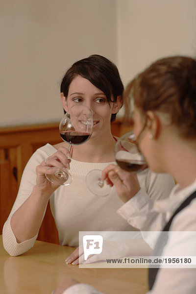Zwei Frauen probieren Wein