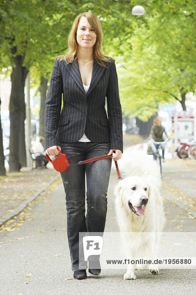 Mädchen mit Hund auf einem Spaziergang
