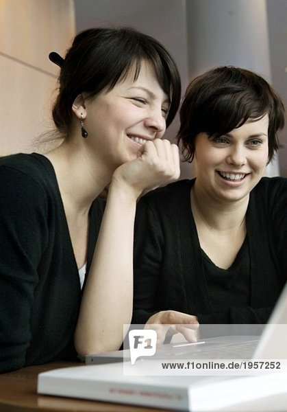 Zwei Mädchen beim Surfen im Internet