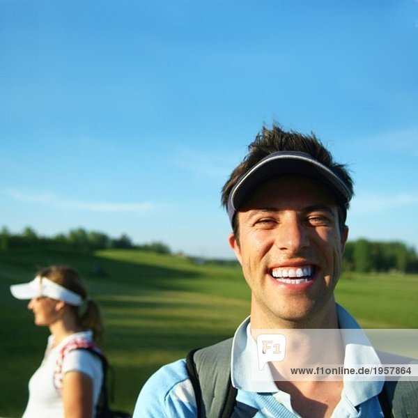 Glücklicher Mann auf dem Golfplatz