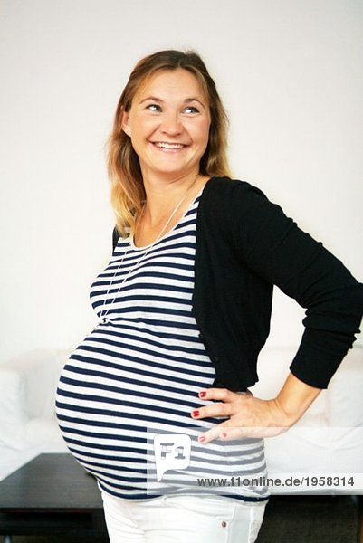 Schwangere mit gestreiftem Pullover