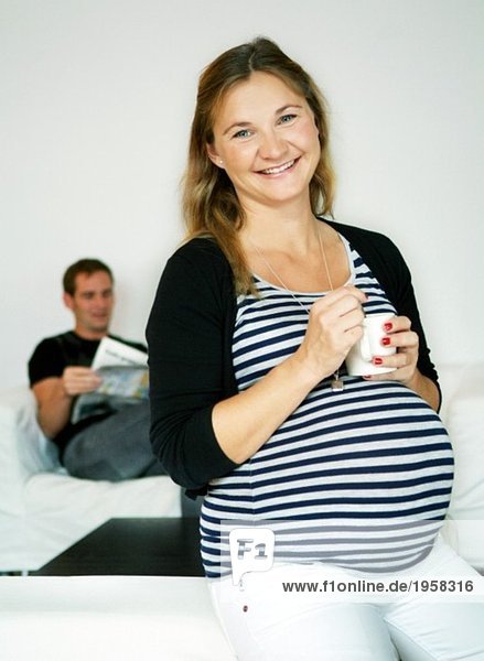 Schwangere Frau rührt sich.