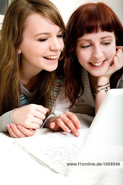 Zwei Mädchen am Computer