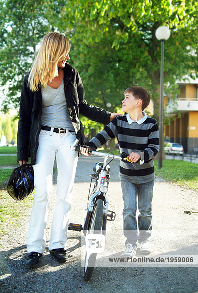 Mutter und Junge mit Fahrrad