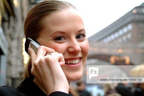 Geschäftsfrau spricht in ihrem Handy