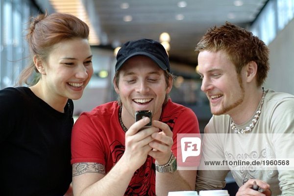 Drei Freunde mit Handy