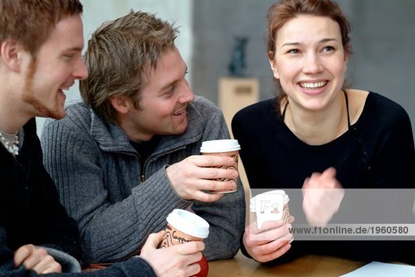 Drei Freunde trinken Kaffee