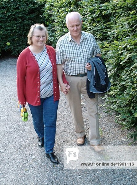 Ältere Paare zu Fuß