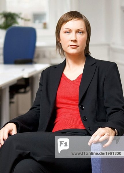 Frau auf dem Stuhl im Büro