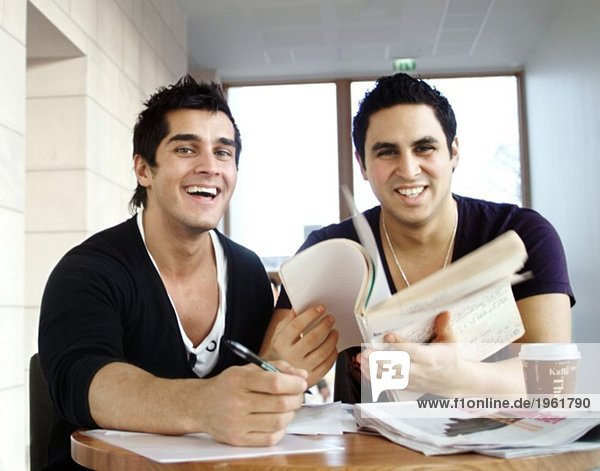 Zwei Typen studieren