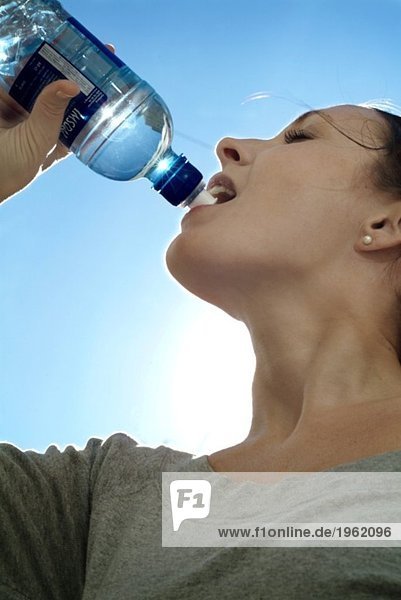 Mädchen Trinkwasser