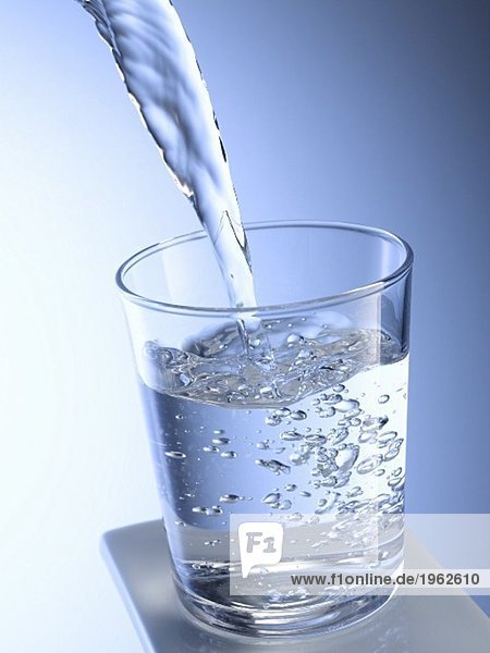 Wasser ins Glas giessen