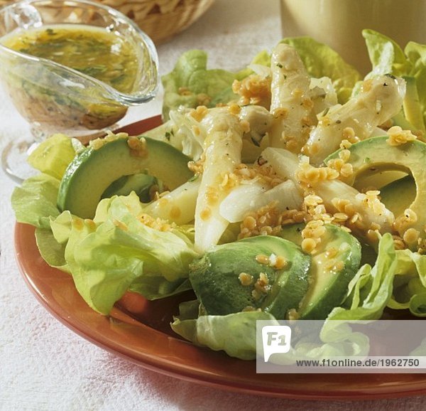 Spargel-Avocado-Salat mit Linsendressing