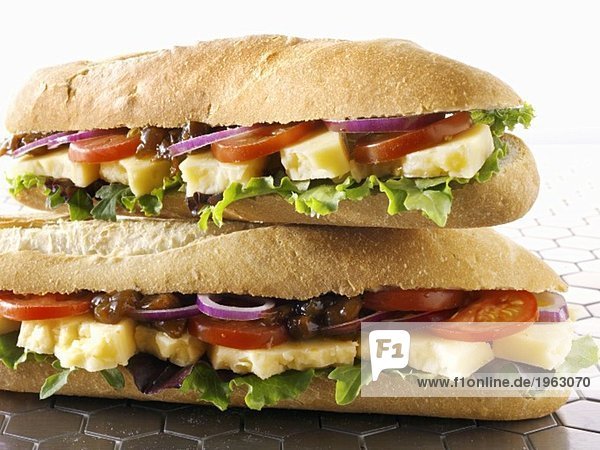 Zwei Baguettesandwiches mit Käse