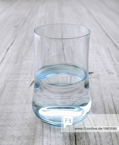 Ein Glas Wasser auf Holzuntergrund