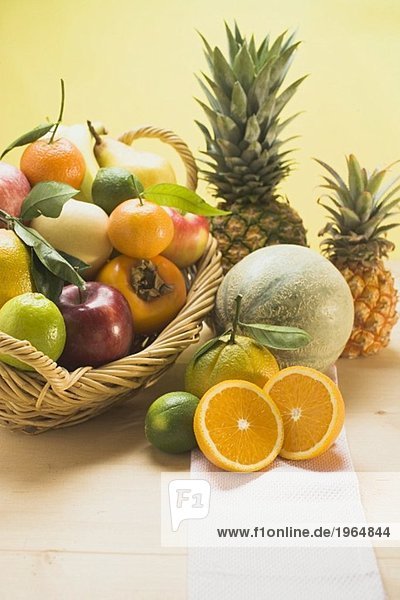 Verschiedene frische Früchte  teilweise im Korb
