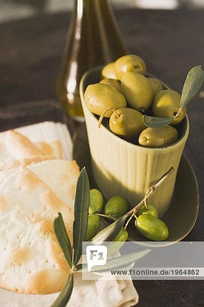 Grüne Oliven und Cracker