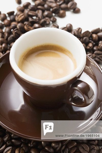 Tasse Espresso auf Kaffeebohnen