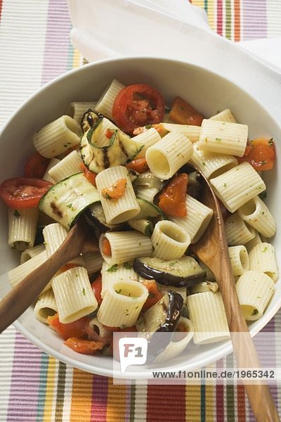 Nudelsalat mit gegrilltem Gemüse