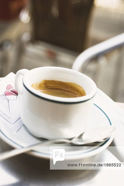 Tasse Espresso auf Tisch im Cafe