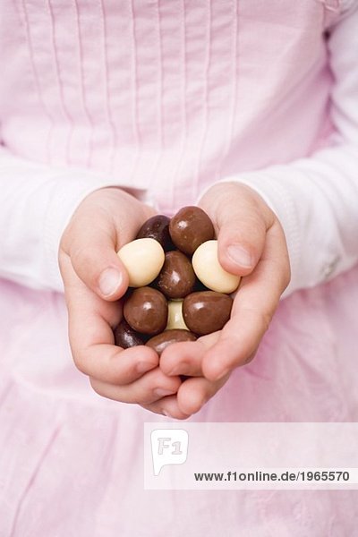 Kinderhände halten Schokoladeneier
