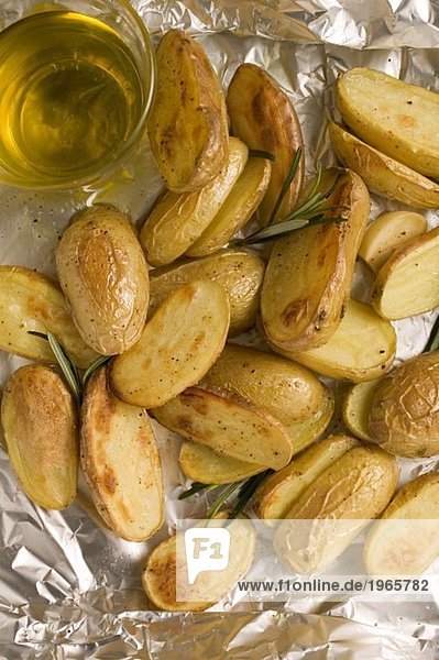 Rosmarinkartoffeln auf Alufolie  Olivenöl