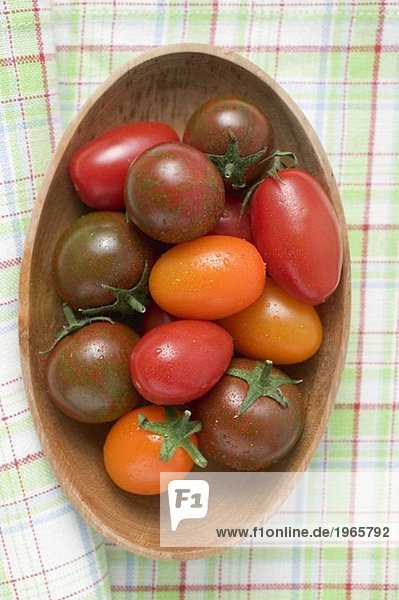 Verschiedene Tomaten in Holzschale (Draufsicht)