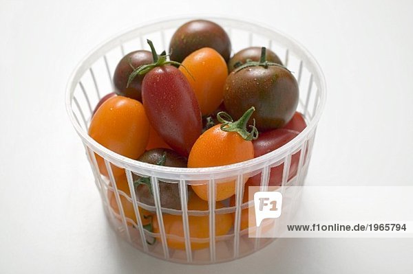 Verschiedene Tomaten im Plastikkorb