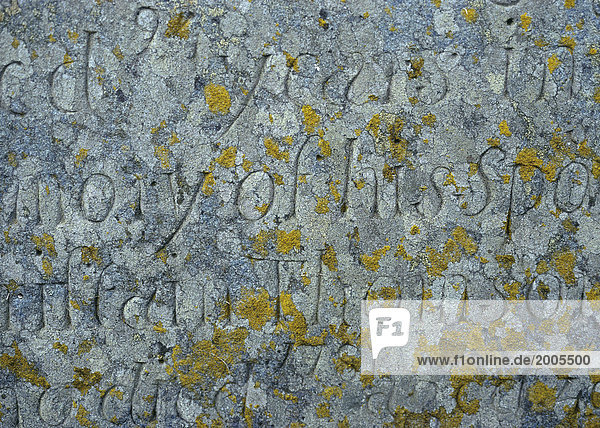 Inschrift in altem  verwittertem Grabstein