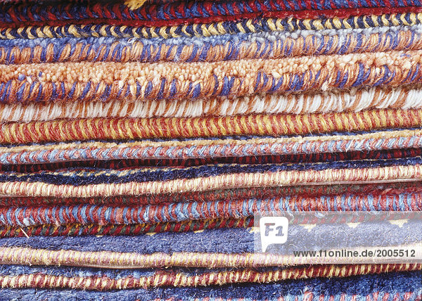 Gestapelte Teppiche  verschiedene Farben  gemustert