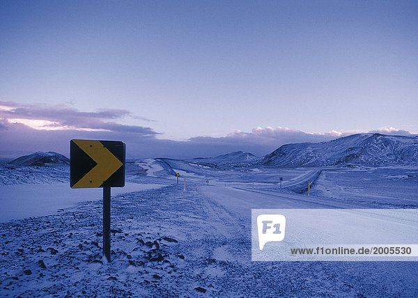 Winterliche Straße in eisiger Landschaft  Island