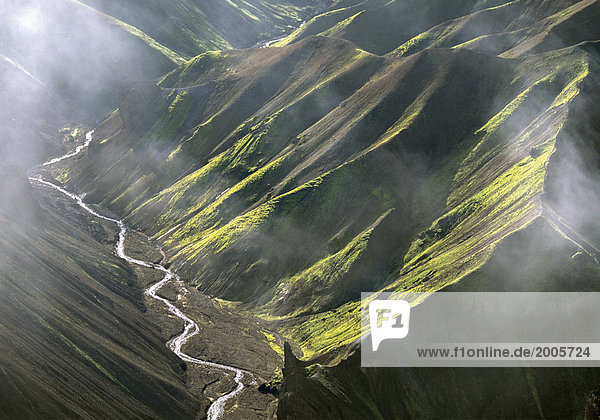 Fluss in eingeschnittenem Tal zwischen Bergen aus Vulkanasche  Island