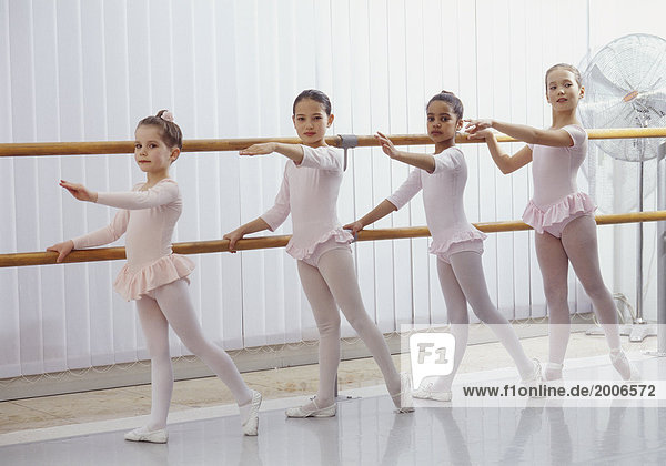 Ballettschule  vier kleine Mädchen beim Unterricht