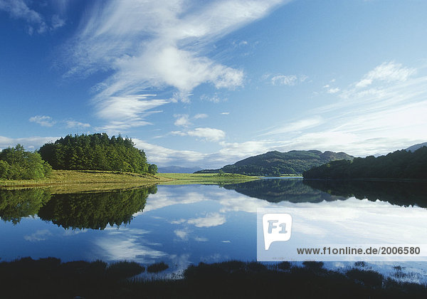 Schottland  Hügellandschaft spiegelt sich in See