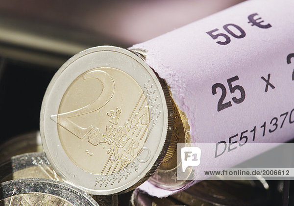 Geldrolle mit 2-Euromünzen